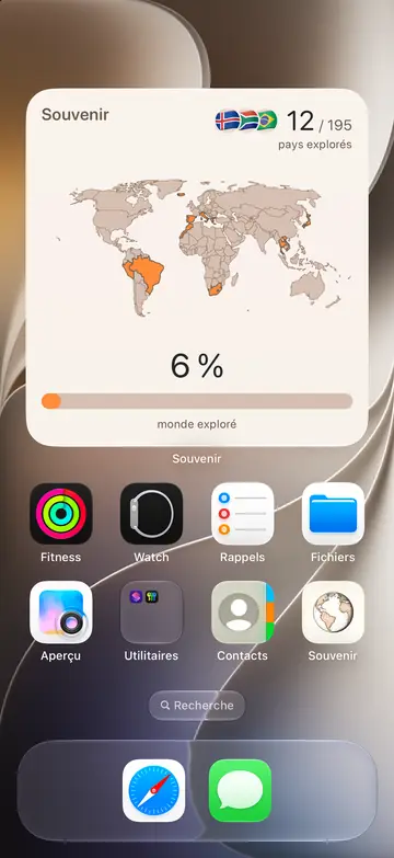 Le grand widget de Souvenir sur l'écran d'accueil d'un iPhone : le compteur et la carte du monde.